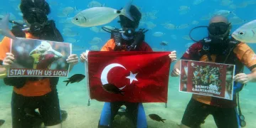 Galatasaray taraftarlarından denizin altında şampiyonluk kutlaması