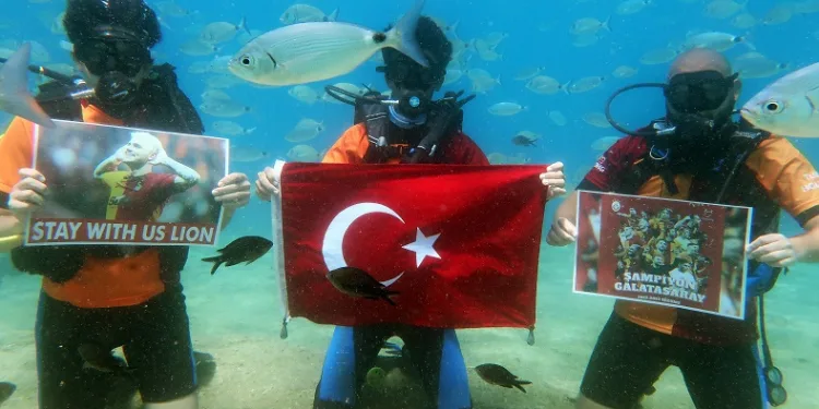 Galatasaray taraftarlarından denizin altında şampiyonluk kutlaması