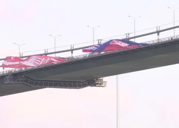 Şampiyon Pendikspor’un bayrağı İstanbul Boğazı’nda dalgalanıyor