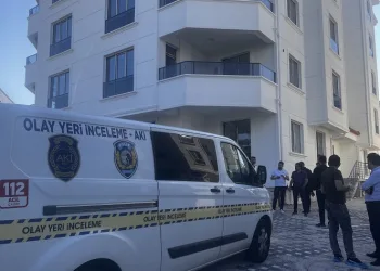 Yeni aldığı evin asansör boşluğuna düştü