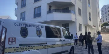 Yeni aldığı evin asansör boşluğuna düştü