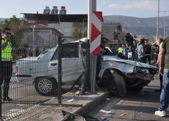 Kontrolden çıkan otomobil aydınlatma direğine çarptı