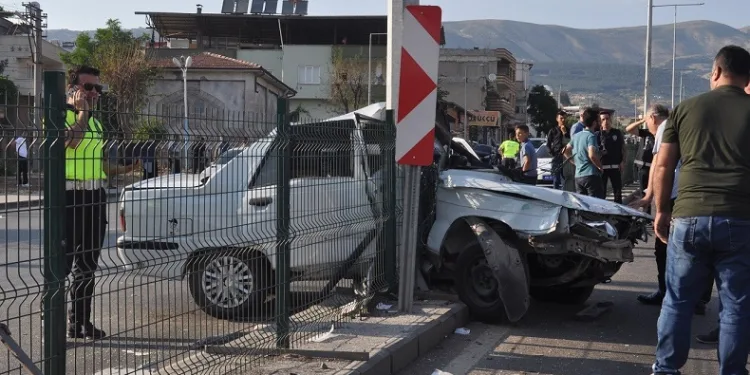 Kontrolden çıkan otomobil aydınlatma direğine çarptı