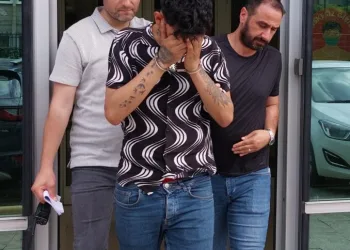 Kafe önünde 2’si kadın 3 kişiyi yakalayan genç tutuklandı