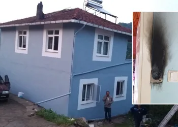 Eve yıldırım düştü tüm elektrik hatları yandı