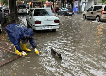 Bursa’da şiddetli yağmur, günlük hayatı felç etti