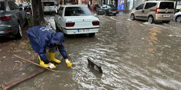Bursa’da şiddetli yağmur, günlük hayatı felç etti