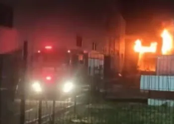 Kauçuk fabrikasında büyük yangın