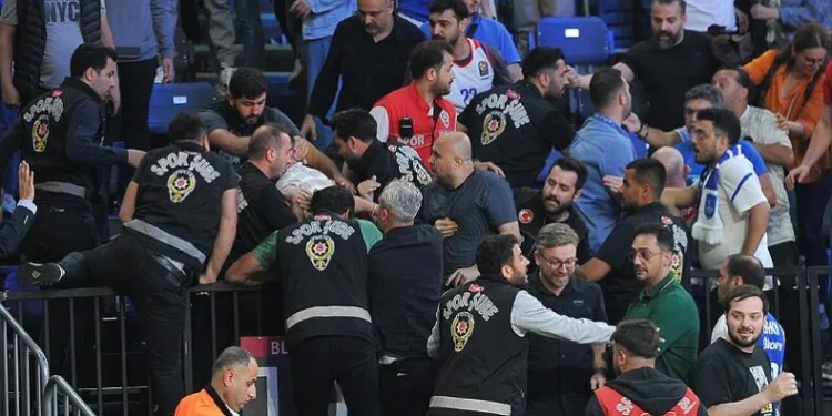 Maç sonrası salon karıştı!