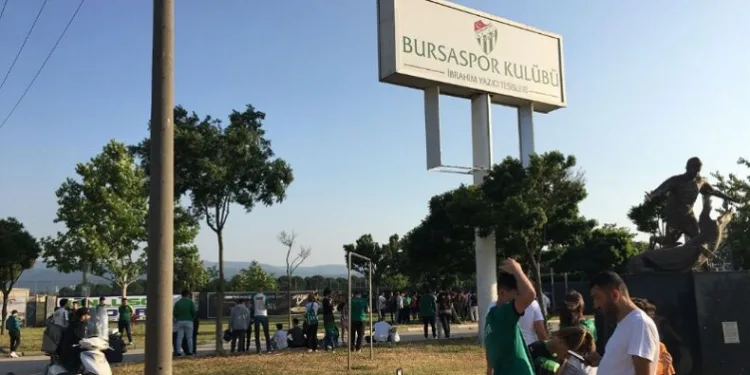 Bursaspor taraftarı toplanmaya başladı