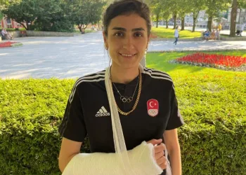 Kırık kolla gelen madalya