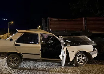 Park halindeki kamyona ok gibi saplandı