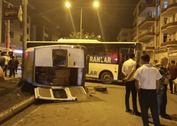 Belediye otobüsü ve minibüs çarpıştı, yaralılar var