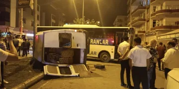 Belediye otobüsü ve minibüs çarpıştı, yaralılar var