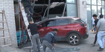 Freni boşalan araç markete çarptı