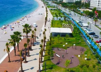 Dünyaca ünlü sahil, tatilci akınına uğradı