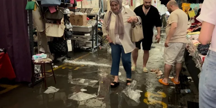 İhsaniye semt pazarı sağanak yağışa dayanamadı