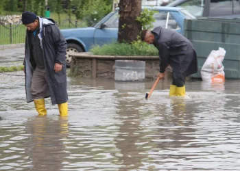 Sağanak yağış caddeleri göle çevirdi