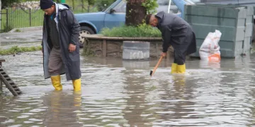 Sağanak yağış caddeleri göle çevirdi