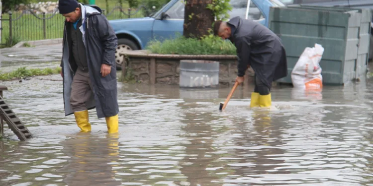 Sağanak yağış caddeleri göle çevirdi
