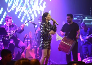 Merve Özbey Bursa’da coşturdu