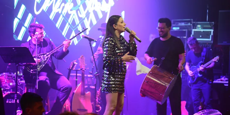 Merve Özbey Bursa’da coşturdu