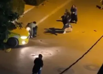 İki grup kadının saç başa kavgası