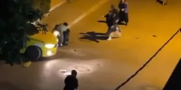 İki grup kadının saç başa kavgası