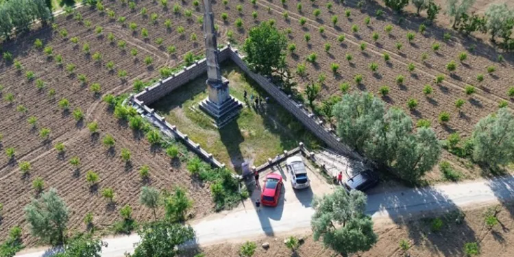 Bahçenin ortasında 2 bin yıllık tarih