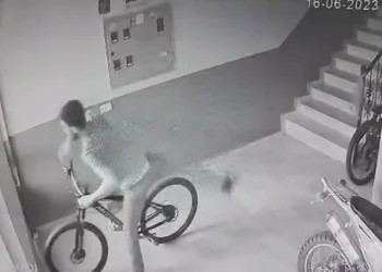 İnegöl’de apartmandan bisiklet çalan hırsız kameralarda