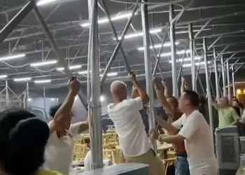 Şiddetli rüzgar tutunan insanları uçurdu