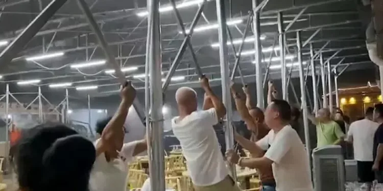 Şiddetli rüzgar tutunan insanları uçurdu