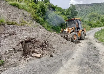 Heyelan sebebiyle köy yolları zarar gördü
