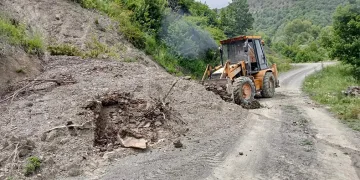 Heyelan sebebiyle köy yolları zarar gördü