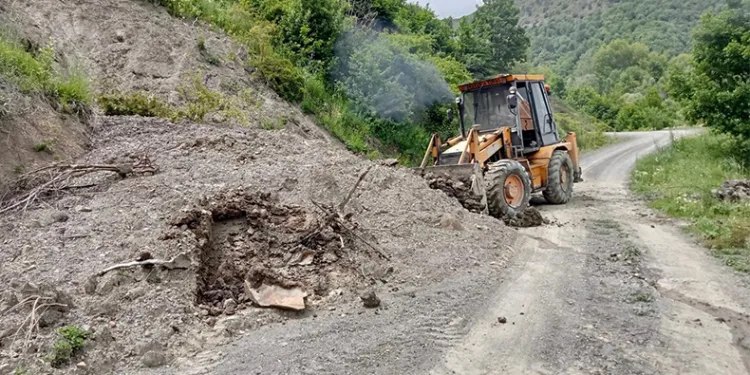 Heyelan sebebiyle köy yolları zarar gördü