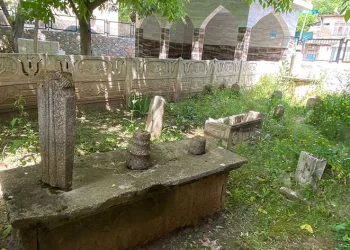 Cami avlusundaki 200 yıllık tarihi mezarlar