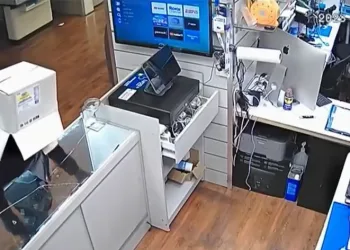 Kafasına geçirdiği koliyi çıkarınca yakayı ele verdi