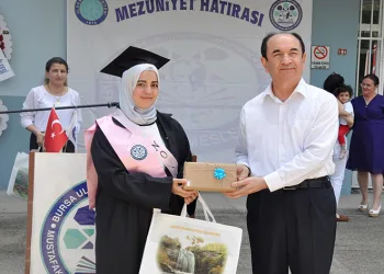 Suriyeli öğrenci yüksekokulu birincilikle tamamladı
