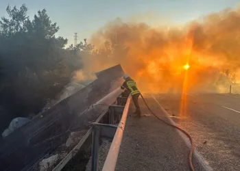 Kaza yapan tır alev alev yandı