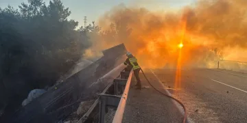 Kaza yapan tır alev alev yandı