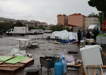 Oltu’da fırtına hayatı felç etti