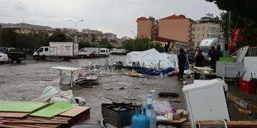 Oltu’da fırtına hayatı felç etti