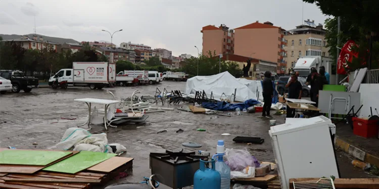 Oltu’da fırtına hayatı felç etti