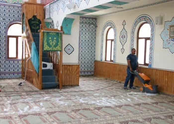 Mezarlıklarda ve camilerde bayram temizliği