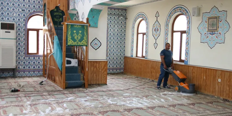 Mezarlıklarda ve camilerde bayram temizliği
