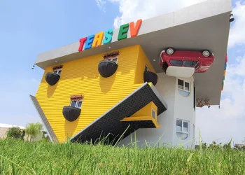 Baş döndüren eğlence ters ev