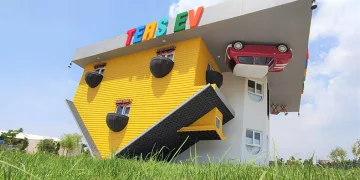 Baş döndüren eğlence ters ev