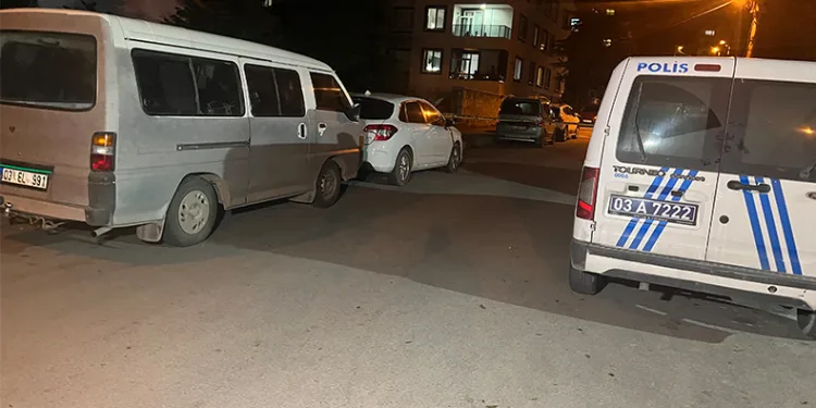 Ayakkabı çekeceğini silah yapıp kavga ettiler