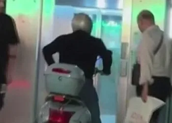 Engelli asansörüne motosikletiyle bindi