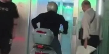Engelli asansörüne motosikletiyle bindi
